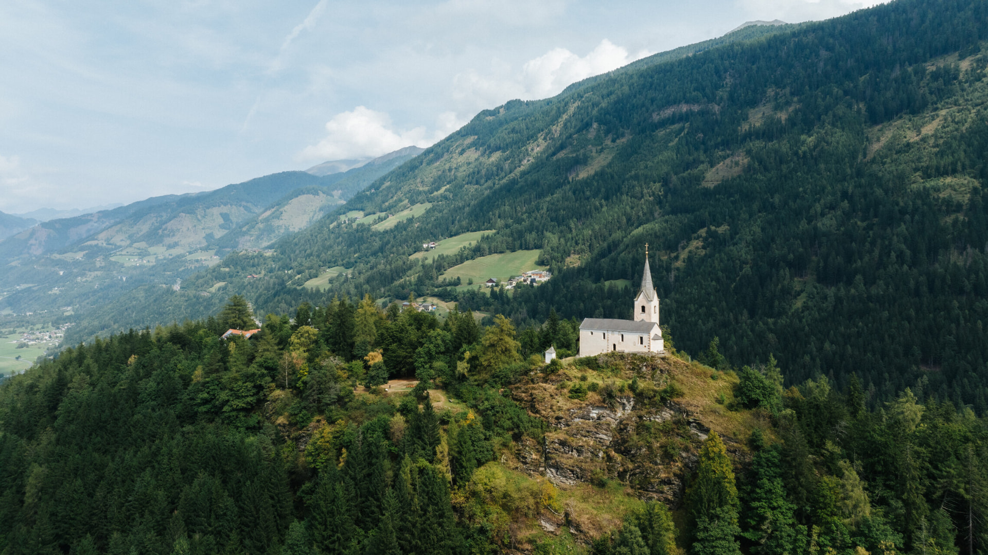 Luftaufnahme der Kirche St. Georg auf dem Danielsberg über dem Mölltal