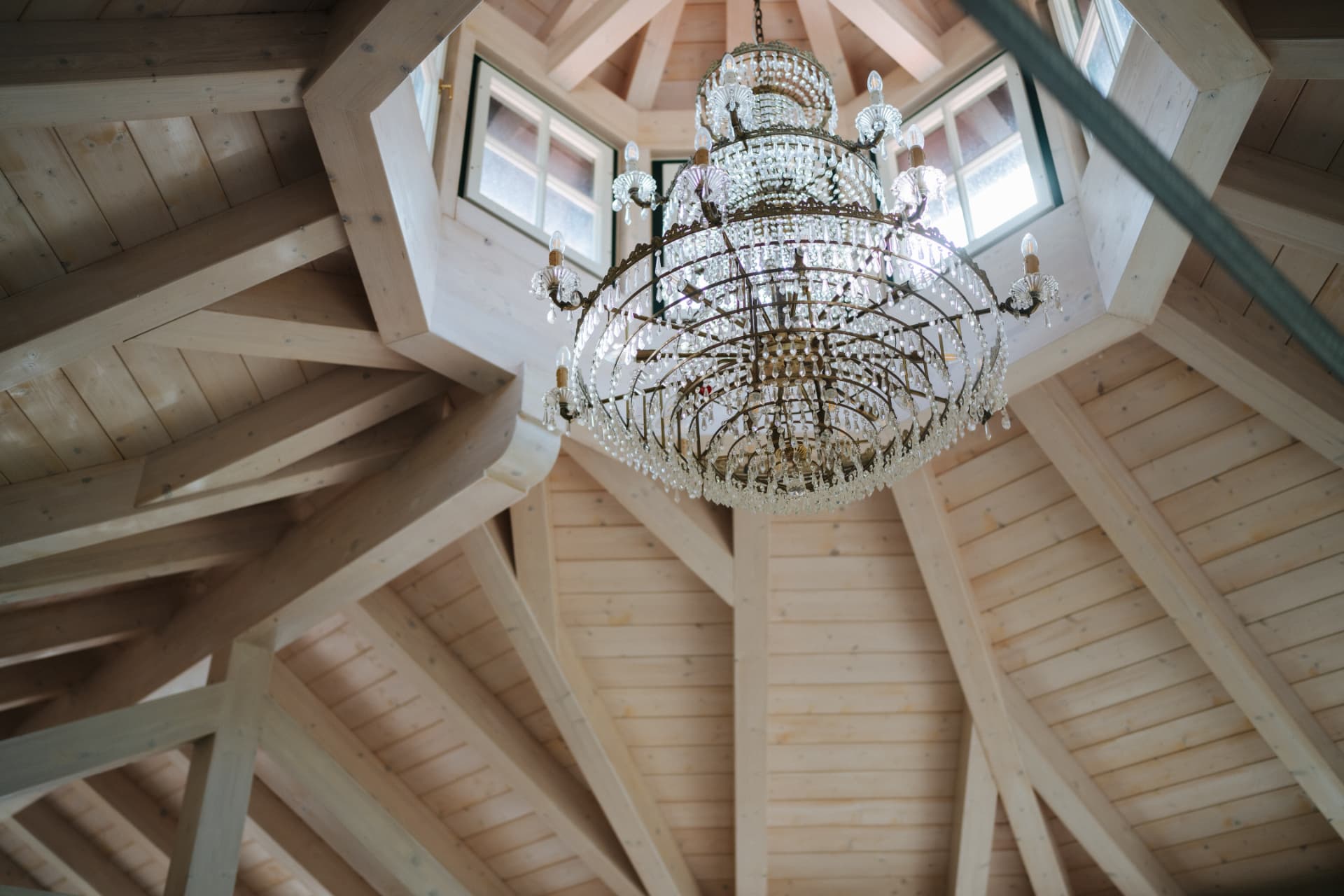 Holzdecke des Pavillons mit großem Kristallluster